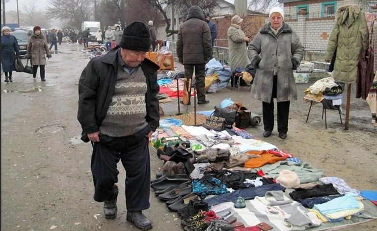 Я сидів на лавці, коли до мене підійшов старий дідусь і попросив купити шкарпетки, які пошила його дружина. Моє життя змінилося з того дня.