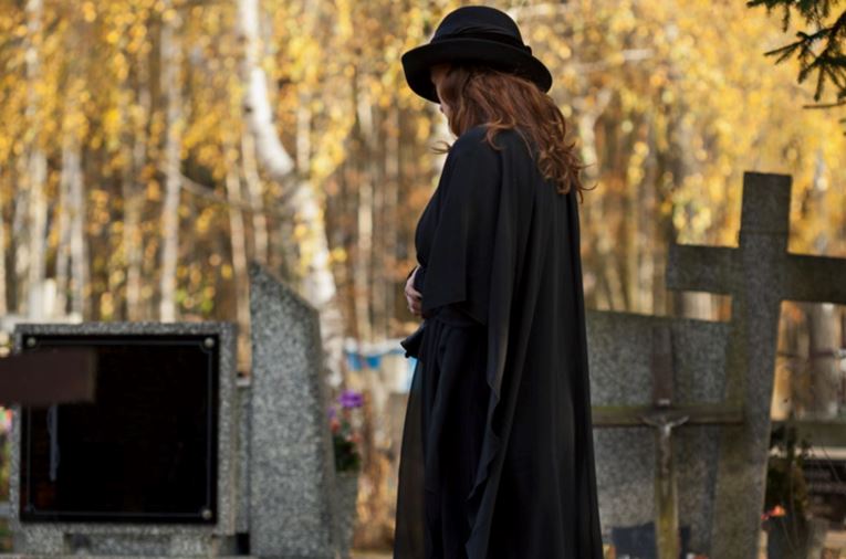 Тамара йшла засніженим цвинтарем, наближаючись до могили свого покійного чоловіка, коли несподівано до Тамари звернулася молода жінка з дитиною.