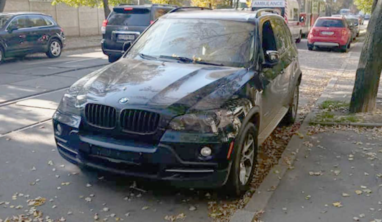 У нашій будівлі мешкав зухвалий бізнесмен, який до всіх ставився зверхньо та з явною неповагою. Але одна із наших сусідок зуміла його провчити.