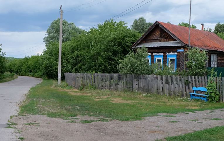 Наприкінці довгого робочого дня до Вадима несподівано зателефонував Семен Михайлович, сусід з села його дитинства. Той дзвінок став поворотним у житті Вадима.