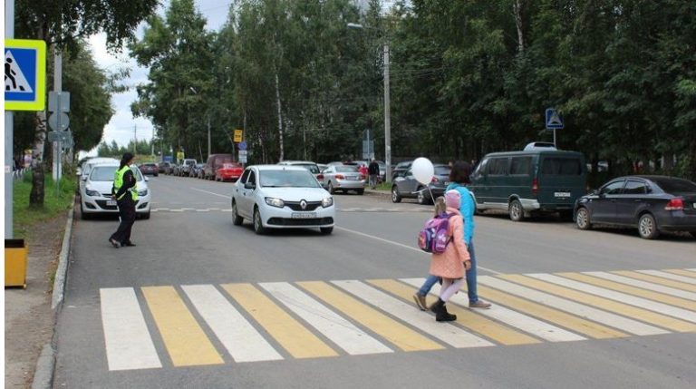 Я стояла на пішохідному переході, коли розпатланий літній чоловік назвав мене на ім’я. Мені знадобилося кілька секунд, щоб впізнати його – і незабаром я була приголомшена.