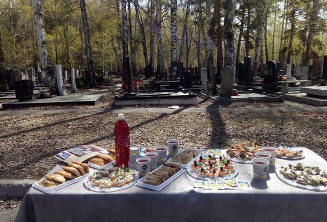 На поминках Аліни перетворення моєї ж дочки приголомшило мене. Вона метушилася довкола, зображуючи уважну господиню, що різко контрастувало з її звичайною відстороненістю.