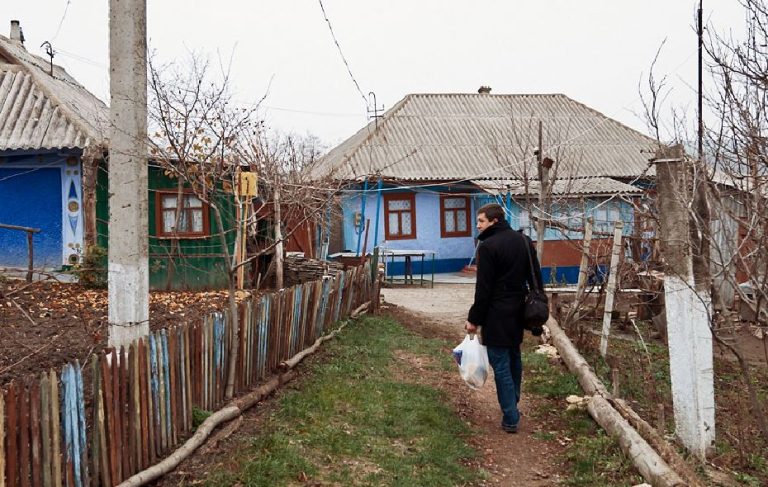 Щомісяця, в один і той же день, мій тато кудись зникав до самого вечора. Одного разу я вирішила простежити, куди він іде