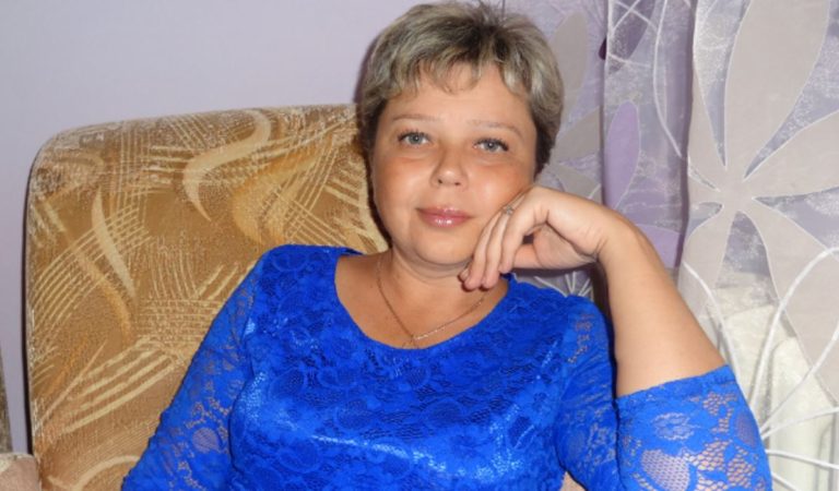 Олеся піддалася вмовлянням своєї дочки, і почала відправляти їй увесь свій заробіток, а сина залишила ні з чим. Але через 5 років жінка зрозуміла, що помилялася щодо своїх дітей.