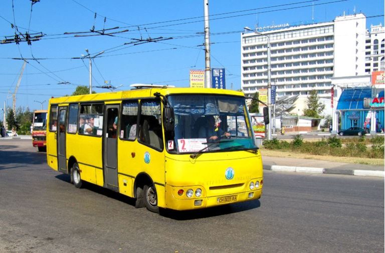 Я воджу автобус між містом та селом. Одного тихого ранку Петро зайшов і зайняв місце поруч зі мною. Те, що сталося далі, не піддається жодному поясненню.