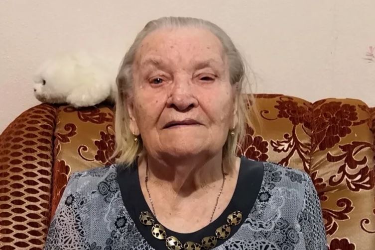 Прогулюючись ринком, Люда кілька разів натрапила на стареньку, яка явно нічого не збиралася купувати. Незабаром Люда зрозуміла, що літній жінці потрібна допомога.