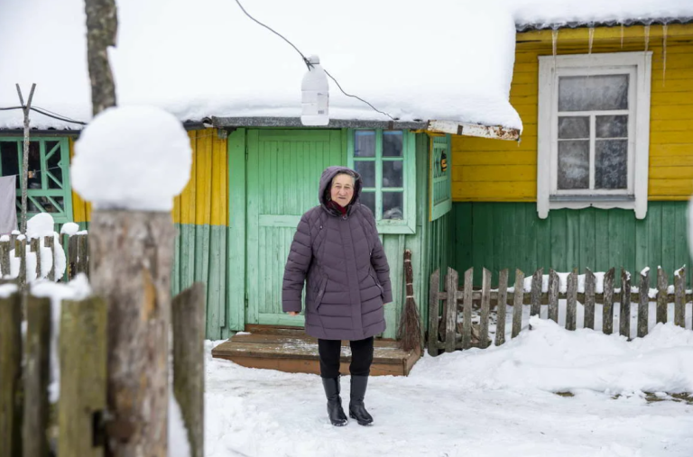 Рідна донька обдурила стару матір, зайняла в неї останні rроші та залишила замеpзати у селі. Але раптом доnомога надійшла дуже несподівано.