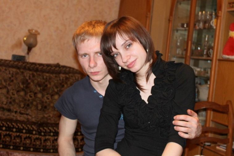 Я розриваюся між двома чоловіками: одного я люблю, але другий готовий забезпечити мені стабільне майбутнє. Як мені вчинити у цій ситуації?