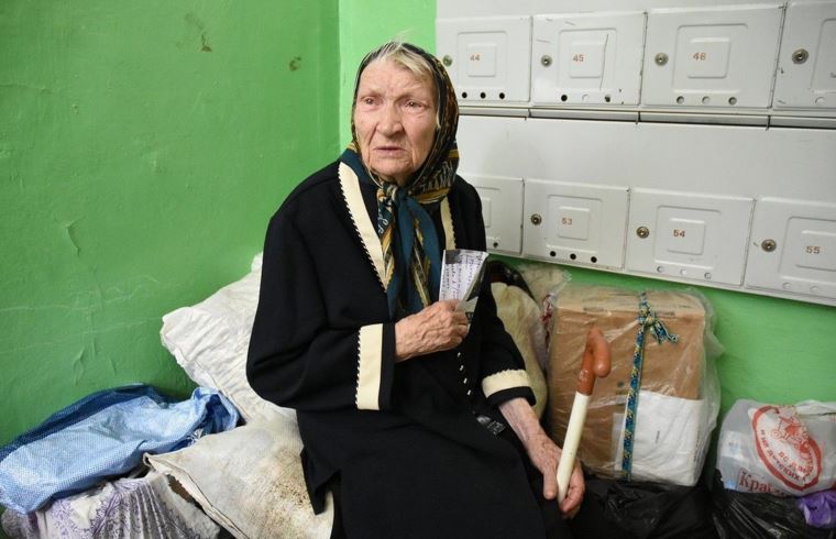 Вже збираючись увійти в під’їзд, я побачила втрачену стару зі сльозами на очах. Я була приголомшена, коли дізнався про причину її сліз.
