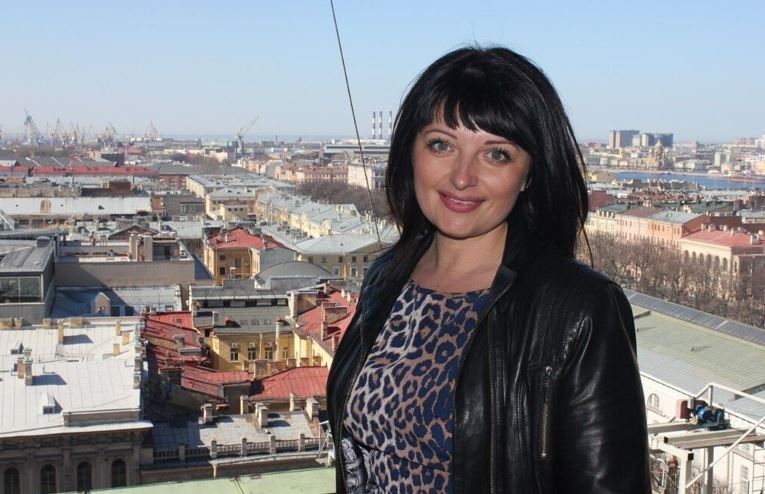 Ксенія виховувалась батьком, переконана в тому, що мати багато років тому покинула сім’ю і пішла до коханця. Правда, розкрилася напередодні її весілля.