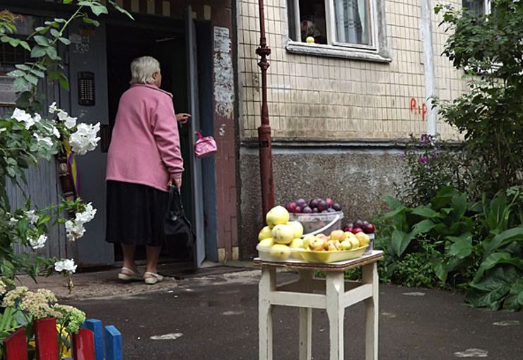 Я побачила на вулиці стареньку, яка продає яблука, і вирішила купити їх усі, щоб допомогти їй. Наповнюючи пакети яблуками, вона почала розповідати історію свого життя, і сльози наповнили мої очі.