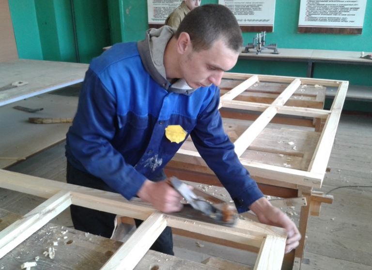 В останній день роботи я пішов за грошима, а начальник мене вилаяв і вигнав з кабінету, сказавши, що не платитиме через мою настирливість. Не кажучи жодного слова, я.․