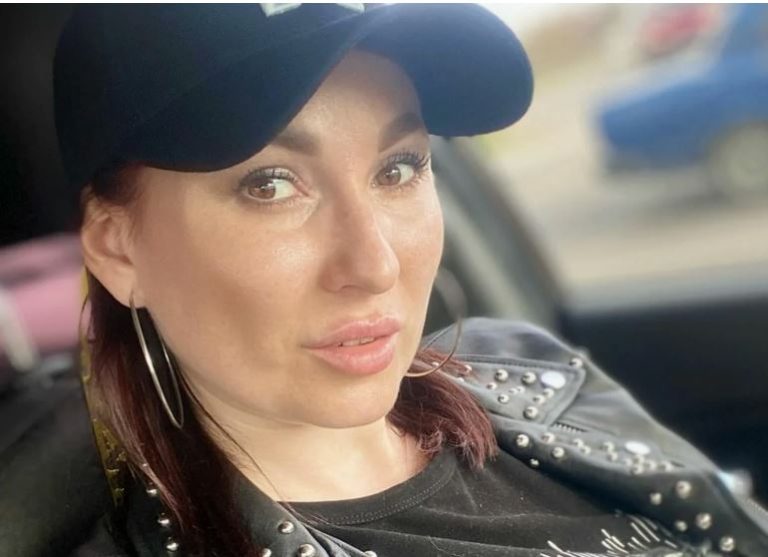 Багато матерів, здається, змагаються зі своїми дочками: вони намагаються виглядати молодими, одягаються в невідповідний одяг, намагаючись затьмарити дочок.