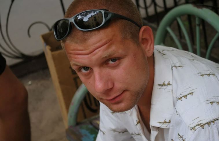 Побачивши сварку однієї пари, мій брат-близнюк вирішив заступитися за жінку. На щастя, я встиг зняти всю суперечку на телефон – і саме це позбавило нас небажаних наслідків.
