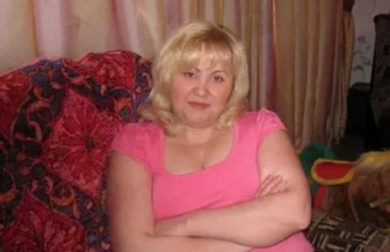 Коли мати Ірини вдруге вийшла заміж, дівчинка почала почуватися непотрібною. Але саме це спонукало її стати незалежною та розірвати усі зв’язки з минулим.