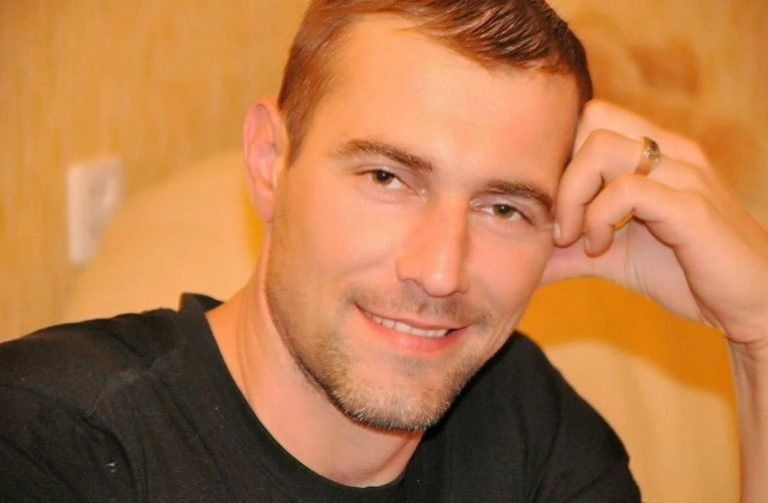 Це було кліше, але правда – чоловік за 40, глибоко закоханий. І це було не просто інтрижкою, щоб потішити своє самолюбство, а справжнім, всепоглинаючим коханням. Однак, були й проблеми.
