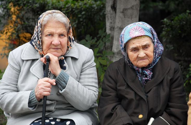 Кілька жінок похилого віку сиділи на лавці і обговорювали свій відпочинок. Раптом одна з них прямо заявила, що любить онуку більше, ніж онука. На те вона мала свої причини.