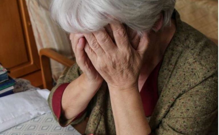 Я довго накопичувала гроші зі своєї пенсії, щоб вручити їх невістці на день її народження. Але те, що сказав мені син того вечора, залишило мене в глибокому смутку.