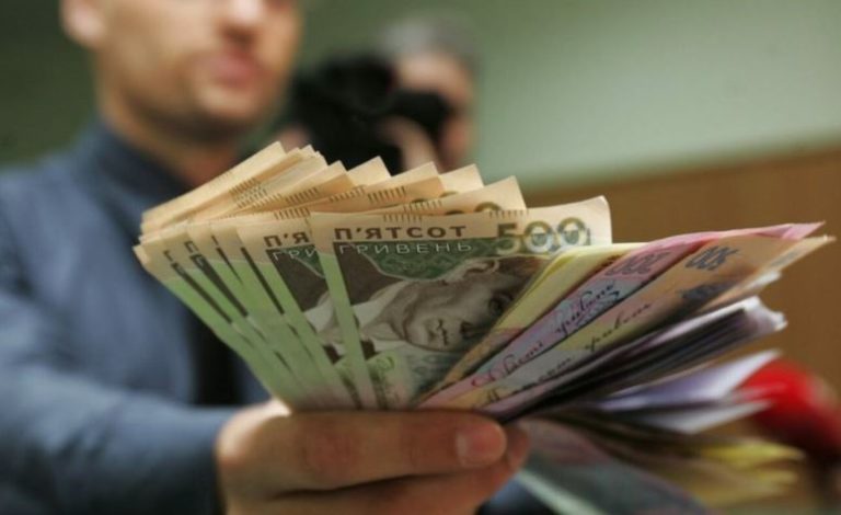 Нещодавно я дізналася від колег свого чоловіка про його прибутки – і не могла повірити своїм вухам. Тепер я серйозно сумніваюсь у нашому майбутньому.