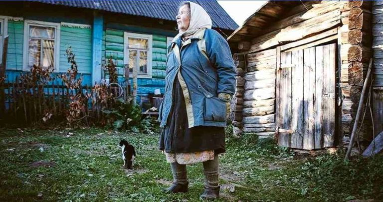 Свекруха завжди надмірно втручалася у моє життя, але я терпіла її витівки. Але нещодавно вона втягла у цей процес мою маму.