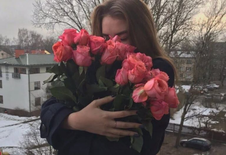 Коли я вийшла з ресторану з букетом троянд і підійшла до шикарного автомобіля мого красеня-чоловіка, помітила на лавці мого колишнього чоловіка Віталія зі своїми невдахами. Я пройшлася перед ним, цокаючи підборами, а він мені слідом сказав те, чого я не очікувала.