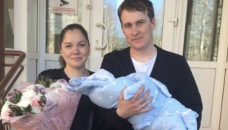 Я народила двох діток-дочку і сина. У день виписки чоловік взяв на руки сина, а на дівчинку навіть не звернув уваги, потім обернувся і сказав..