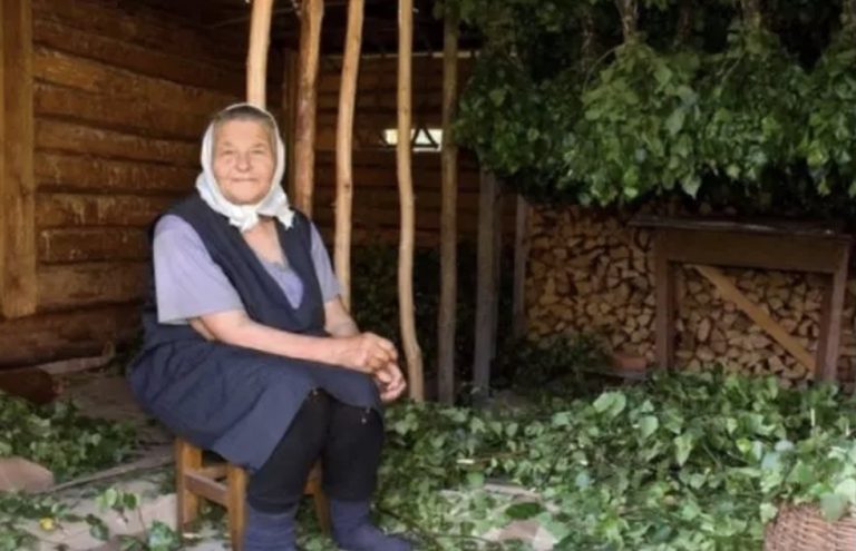 — Мені, мамо, потрібні гроші. Можете віддавати частинами. Або як вам зручніше
