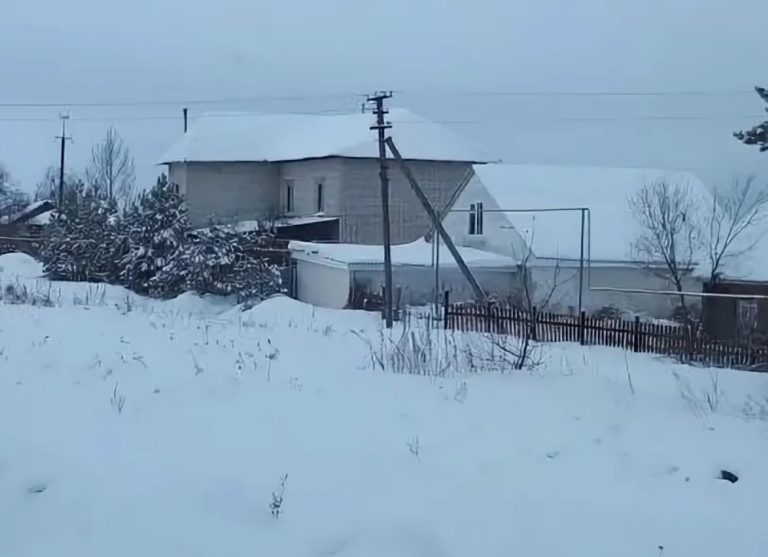 Я стала помічати, що чоловік весь час тримає телефон в руках І щ ось комусь пише. Я запитала, Що з ним, а він відповів, Що це хлопці з роботи. А на наступний день мені на телефон прийшло повідомлення від його к оханки