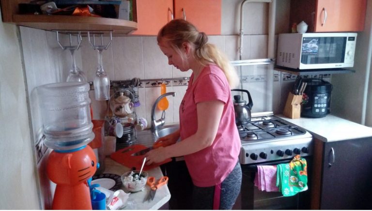 Після смерті чоловіка залишилася зовсім одна. Мій син одружився і жив зі своєю дружиною у її невеликій квартирі. У мене було дві квартири: в одній я жила сама, а іншу здавала в оренду, завдяки чому могла підтримувати себе фінансово.
