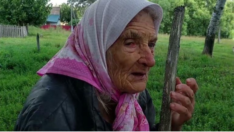 У невеликому містечку оселилася загадкова жінка, яка трималася особняком, незважаючи на всі негаразди у житті. Коли всі дізналися про неї та її здібності, було вже пізно.
