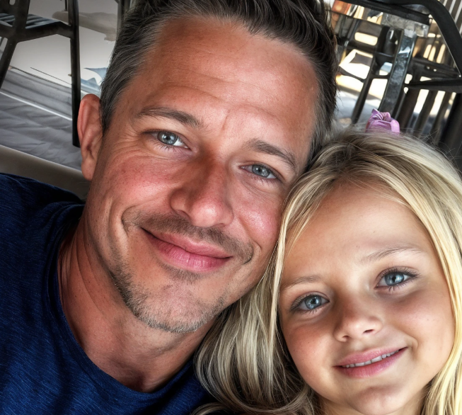«Ho trovato un messaggio nascosto nello zaino di mia figlia che diceva: “Sono il tuo vero padre, incontrami dopo la scuola” – Sono rimasto senza fiato quando ho scoperto chi era l’autore di quelle parole.»