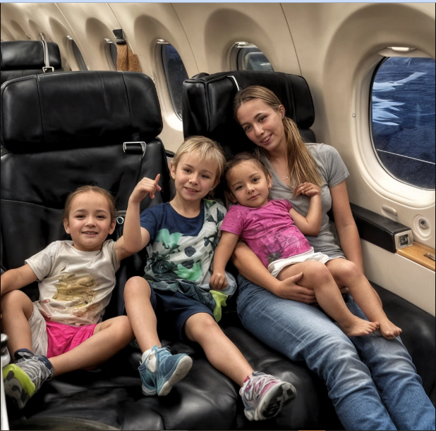 «Un ricco uomo si diverte a deridere una madre di tre figli che viaggia nella sezione economica.»