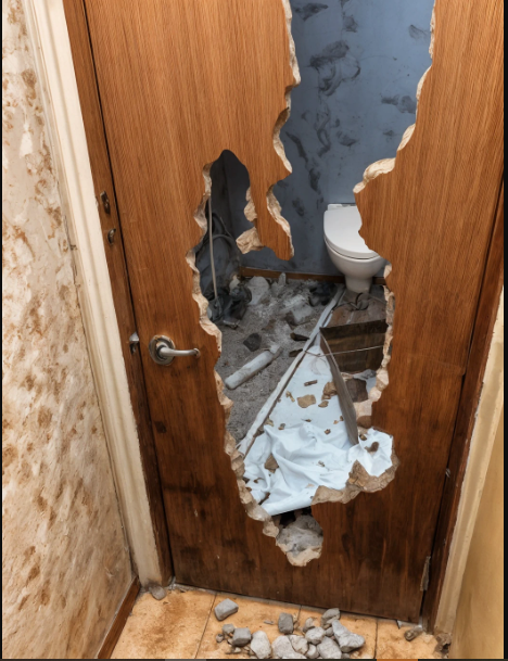 “Quando sono rientrata a casa e ho visto la porta del bagno sfondata, ho capito immediatamente che qualcosa di grave era successo. In quel momento ho preso la decisione più difficile, ma inevitabile: chiedere il divorzio.”
