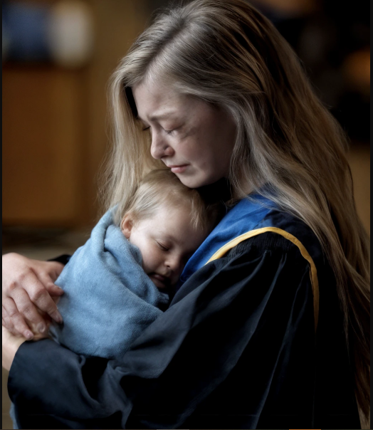 Il giorno della laurea di mio figlio, una ragazza si è avvicinata, mi ha messo tra le braccia un neonato e, con un sussurro appena percettibile, ha detto: «Ora è tuo».