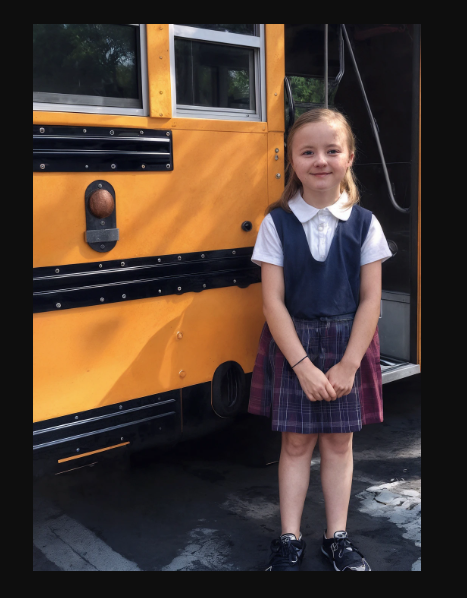 Un padre nota che la figlia resta sullo scuolabus più a lungo degli altri e scatta l’allarme — storia del giorno.