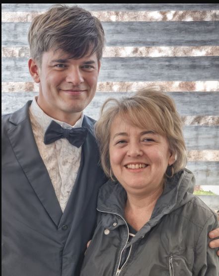 «Mio figlio voleva portare sua nonna al ballo di fine anno: la risposta della scuola ci ha gelati.»