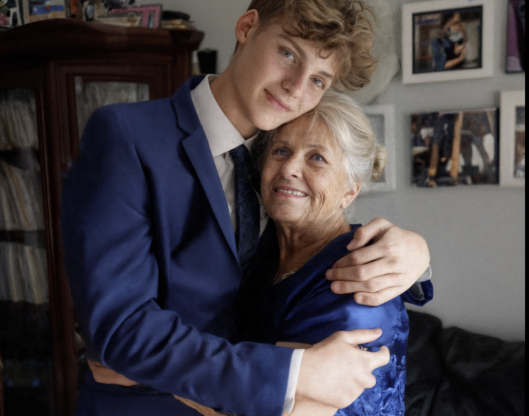 Ho chiesto a mia nonna di essere la mia accompagnatrice al ballo di fine anno perché non ci era mai stata – ma quando la mia matrigna lo scoprì, fece qualcosa di imperdonabile.