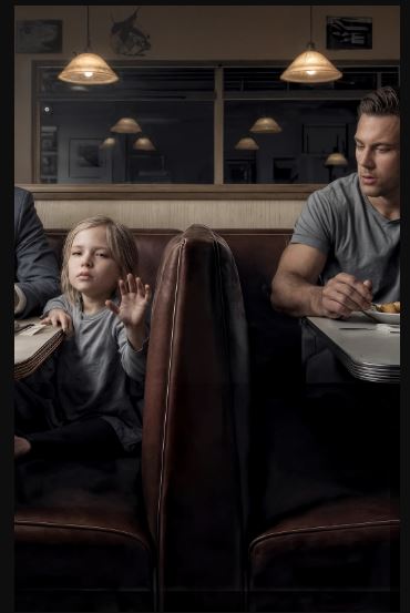 In una tavola calda dall’aria stanca, una bimba di tre anni seduta su uno sgabello appiccicoso alzò la manina: un S.O.S. silenzioso. Un soldato al bancone lo colse al volo. Si alzò senza fretta, con un sorriso rassicurante, e le porse una caramella come fosse un gioco. Ma l’uomo accanto a lei—quello che si presentava come “papà”—scattò come una molla: uno schiaffo secco, brutale. «È allergica», ringhiò, strappandole la caramella dalle dita. Il soldato non si fece ingannare: chiamò lo sceriffo con voce ferma. Poco dopo, tra odore di caffè bruciato e uova strapazzate, due agenti entrarono nel locale. Solo che l’uomo tirò fuori un documento “perfetto”: certificati, timbri, tutto impeccabile… almeno in apparenza.