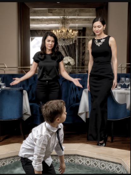 Alla cena per il mio compleanno, il figlio di mio fratello mi strappa la borsa di mano e la lancia in piscina urlando: «Papà dice che non ti meriti le cose belle!». La borsa sparisce sott’acqua, e subito dopo arriva la risata acuta di sua madre, soddisfatta, come se fosse la gag della serata. Io invece faccio l’unica cosa che nessuno prevede: sorrido, mi alzo con calma, saluto tutti con educazione e me ne vado senza aggiungere una sillaba. A casa apro il portatile, entro nell’app della banca e in meno di cinque minuti annullo il finanziamento dell’auto che stavo pagando per loro. Niente messaggi, niente spiegazioni, niente scenate: solo un clic. La mattina seguente mio fratello esce per andare al lavoro… e la macchina non c’è più. Al suo posto, un vuoto impeccabile nel parcheggio. E quello era soltanto l’inizio…