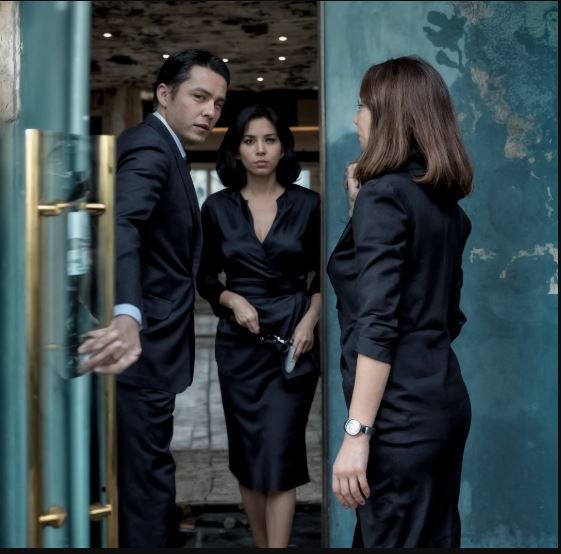 Mia sorella mi bloccò davanti all’ingresso del mio hotel di lusso, sghignazzando: «Tu qui non puoi permettertelo». Mia madre la spalleggiò subito, sussurrandomi di non “mettere in imbarazzo” la famiglia. Peccato che ignorassero un dettaglio: quell’edificio era mio, mattone dopo mattone. Poi, il capo della sicurezza si avvicinò alla porta…