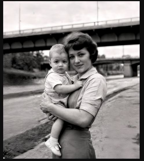 «L’ho trovata un giorno lì, accanto ai binari, una bambina sola e tremante. L’ho portata via con me e l’ho cresciuta come fosse mia figlia. Poi, venticinque anni dopo, dal nulla si sono presentati quelli che dicevano di essere la sua vera famiglia.»