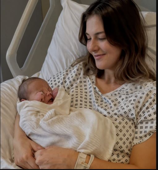 Mio marito non si è presentato in ospedale: io e il nostro neonato siamo rimasti lì ad aspettare — quando ho scoperto il perché, mi si è gelato il sangue.