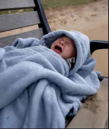 Ho trovato un neonato in lacrime abbandonato su una panchina… poi ho scoperto chi fosse davvero e la mia vita è cambiata per sempre.