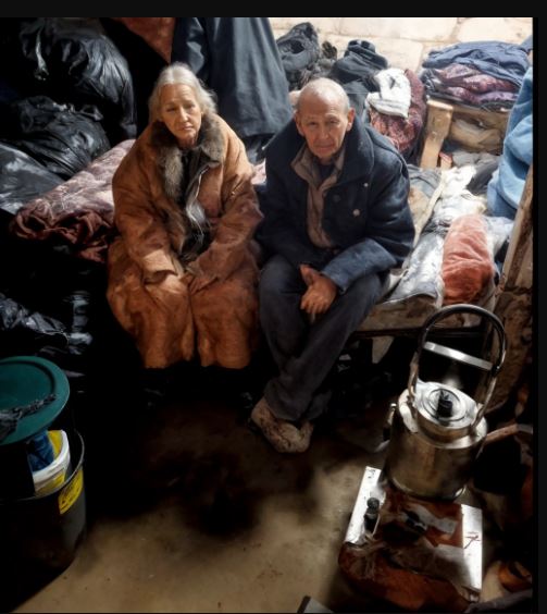 Sono arrivata dai miei genitori per Natale e ho scoperto l’impensabile: mia sorella maggiore li aveva sfrattati e relegati in garage. Il suo errore peggiore.