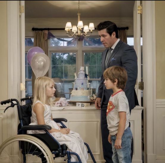 Nessuno si fece vedere al compleanno della figlia paralizzata del CEO — finché un ragazzo povero non chiese: «Posso festeggiare con voi?»