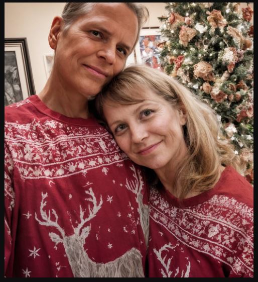 Ho trovato un biglietto nella camicia di mio marito: «Ti prego, non permettere che lei venga a saperlo». E non sono riuscita a far finta di niente.