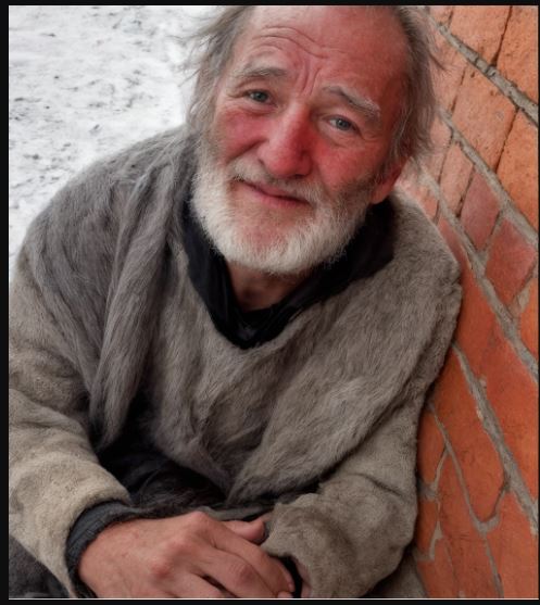 Ho offerto la giacca del mio marito scomparso a un veterano che tremava dal freddo — sette giorni dopo mi è arrivata un’email con oggetto: «In merito a ciò che è successo davanti al supermercato».