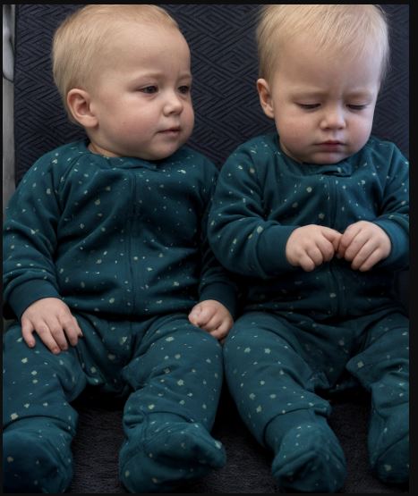 Ho adottato due gemelli trovati abbandonati su un aereo: 18 anni dopo la loro madre è tornata e ha consegnato loro un documento.