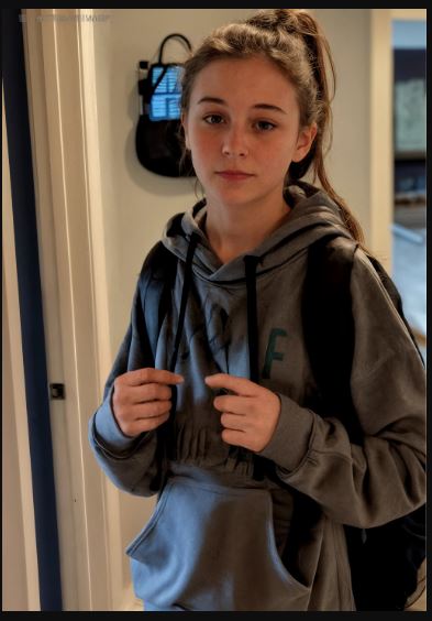 Mia figlia tredicenne passava sempre più notti a casa della sua migliore amica… finché un giorno la madre di lei mi scrisse: «Jordan non mette piede qui da settimane».