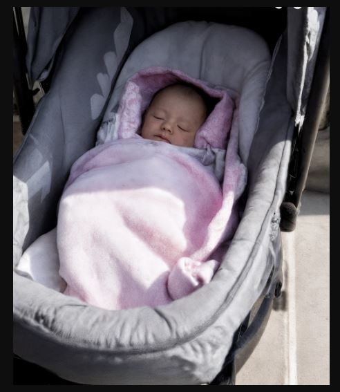 Sono diventata madre surrogata per mia sorella e suo marito… ma pochi giorni dopo il parto mi hanno lasciato il neonato davanti alla porta.